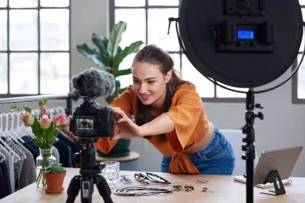 Building Your Business with Video Content vs. Text Content: Weighing the Pros and Cons